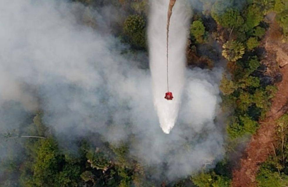 Helikopter water bombing saat memadamkan api di Riau
