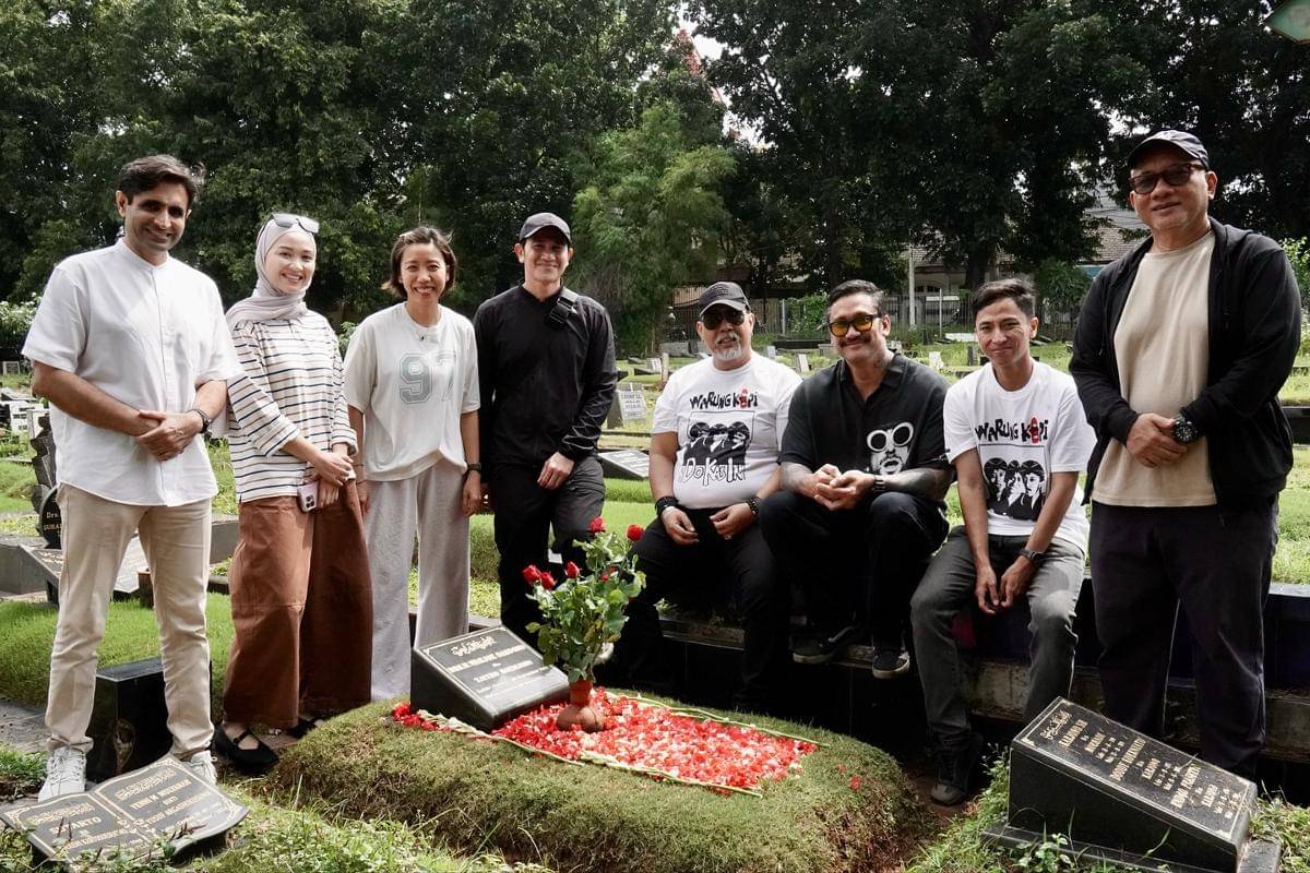 Vino Bastian dan Tora Sudiro ziarah ke makam Kasino dan Dono