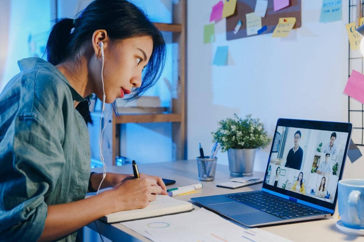 ilustrasi mengikuti kelas online