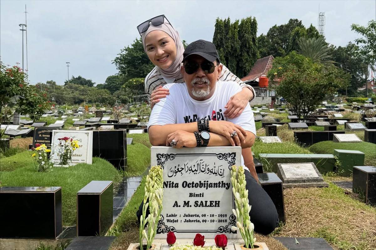 Vino Bastian dan Tora Sudiro ziarah ke makam Kasino dan Dono