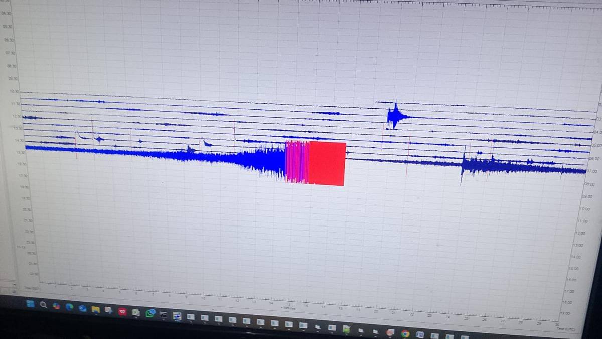 Petugas PPGA Lewotobi Laki-laki deteksi adanya banjir jalur lahar. (Dok PPGA Lewotobi Laki-laki)