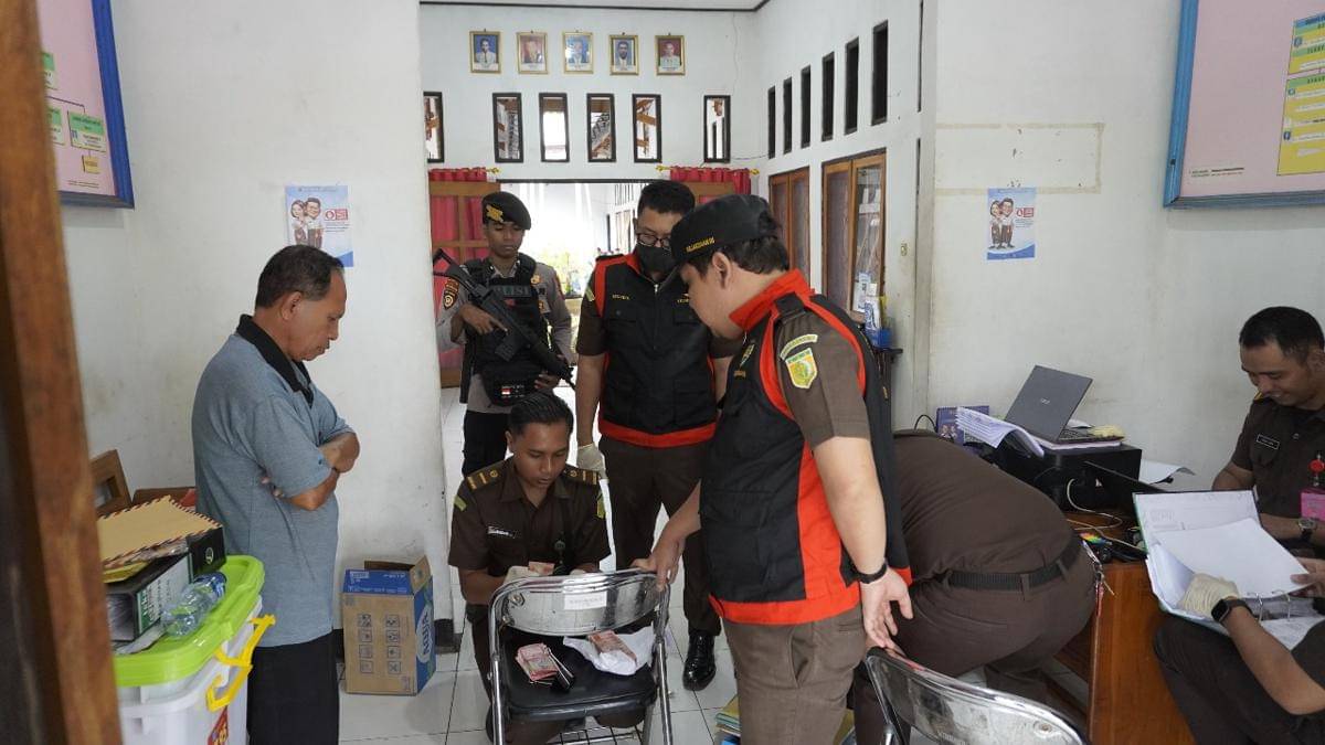 Tim Penyidik Kejari Flotim mengeledah Kantor Kepegawaian Flotim. (Dok Kejari Flotim)
