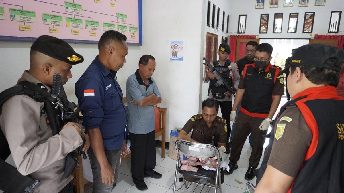 Tim Penyidik Kejari Flotim mengeledah Kantor Kepegawaian Flotim. (Dok Kejari Flotim)