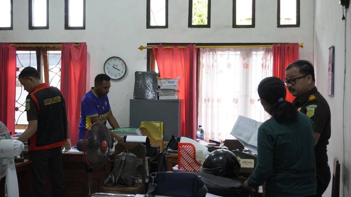 Tim Penyidik Kejari Flotim mengeledah Kantor Kepegawaian Flotim. (Dok Kejari Flotim)