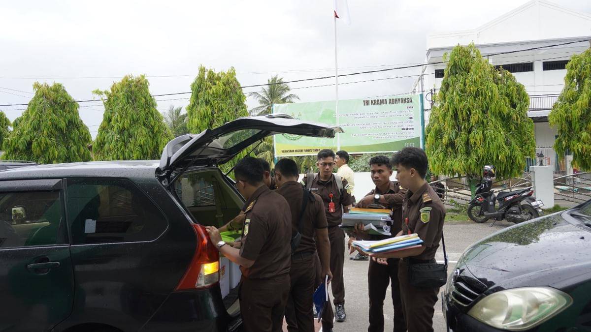 Tim Penyidik Kejari Flotim mengeledah Kantor Kepegawaian Flotim. (Dok Kejari Flotim)