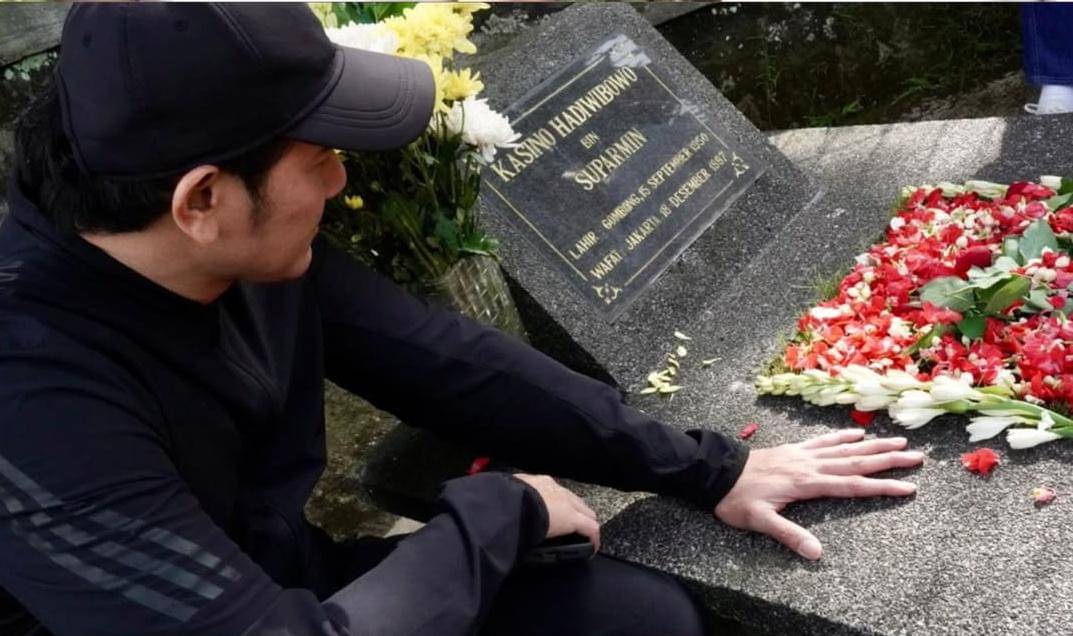 Vino Bastian dan Tora Sudiro ziarah ke makam Kasino dan Dono