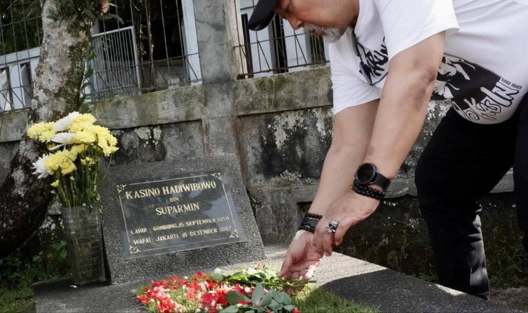 Vino Bastian dan Tora Sudiro ziarah ke makam Kasino dan Dono