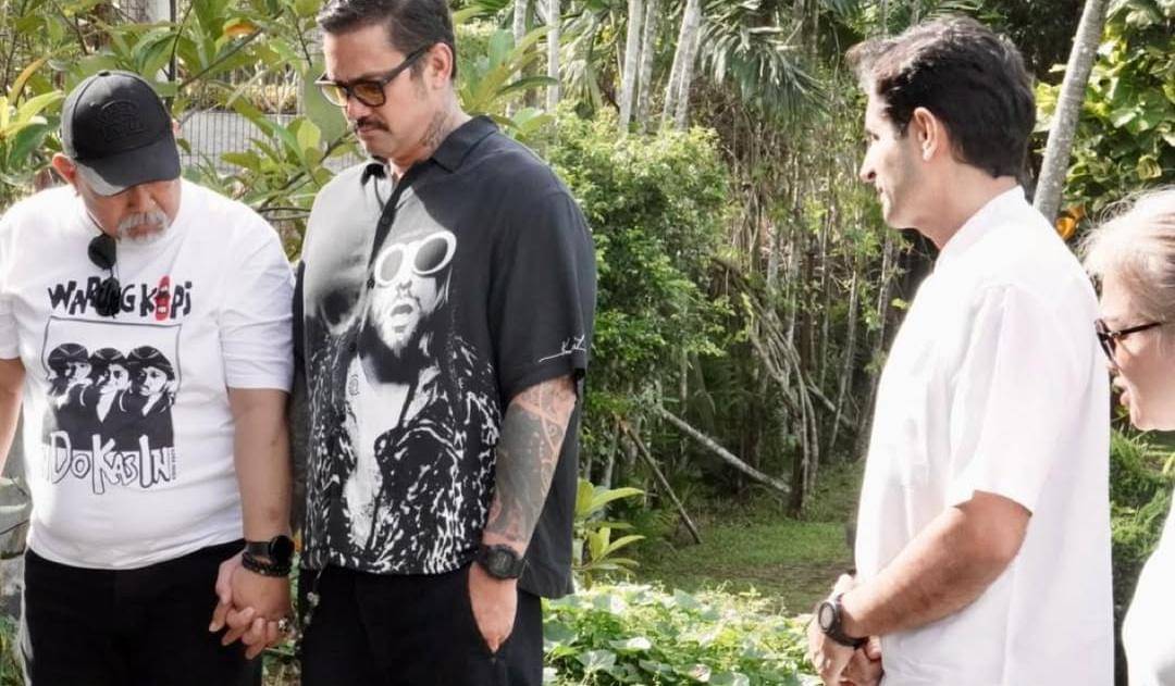 Vino Bastian dan Tora Sudiro ziarah ke makam Kasino dan Dono