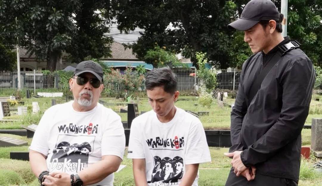 Vino Bastian dan Tora Sudiro ziarah ke makam Kasino dan Dono