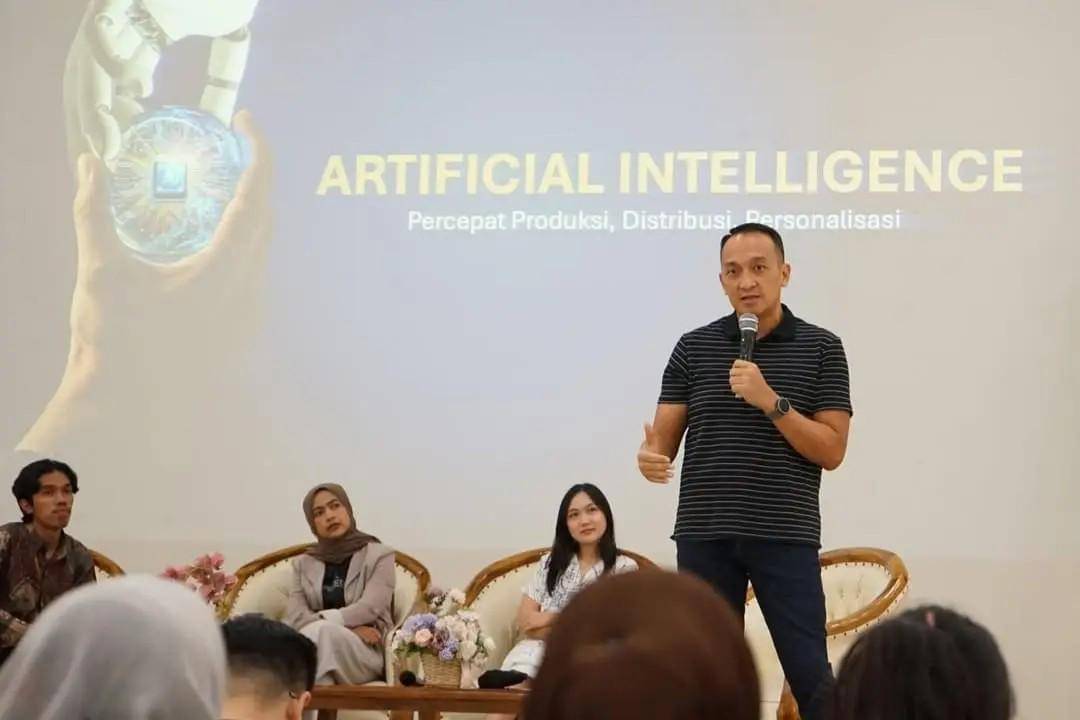 Eri Kuncoro sedang berbincang dalam sebuah acara kampus.