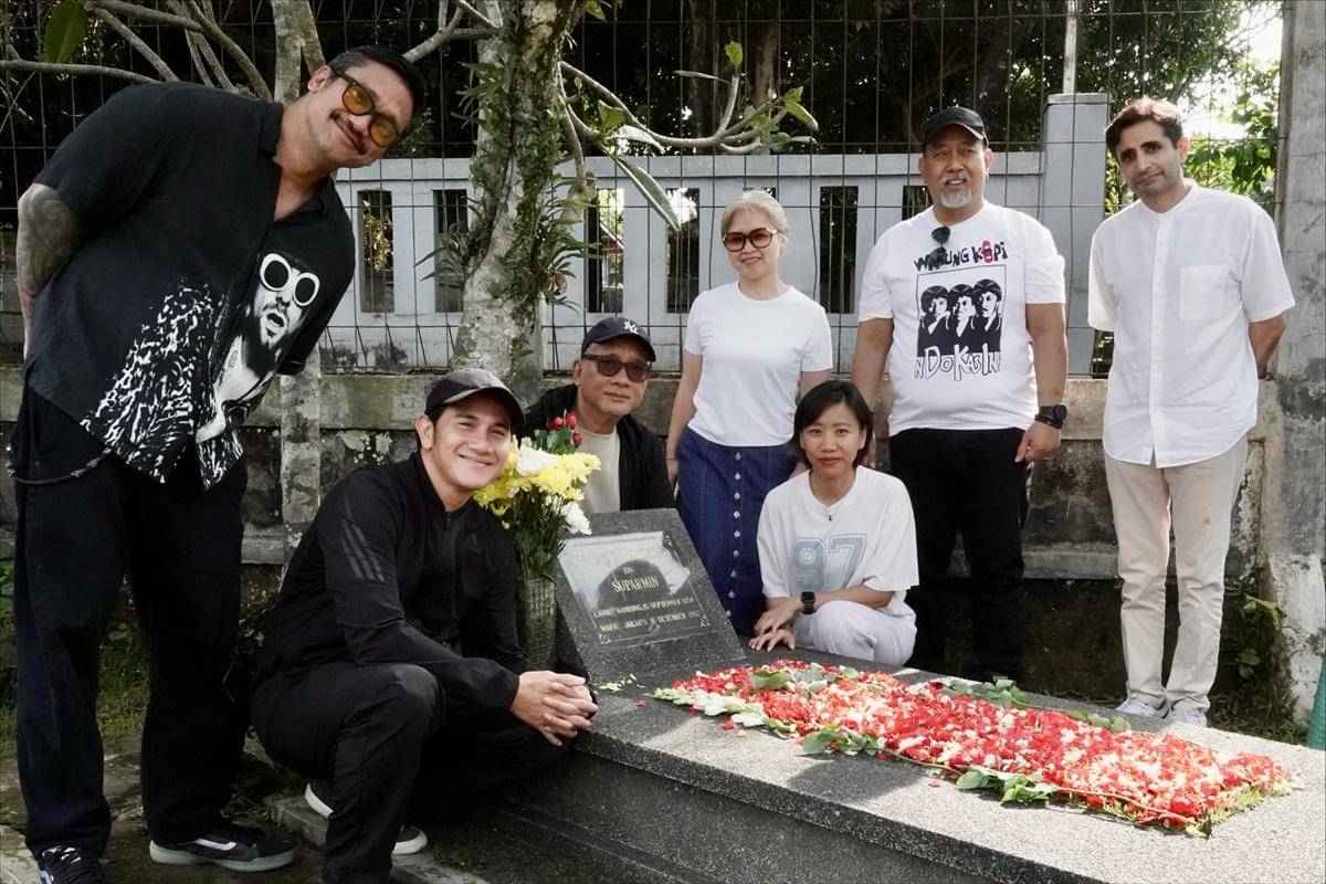 Vino Bastian dan Tora Sudiro ziarah ke makam Kasino dan Dono
