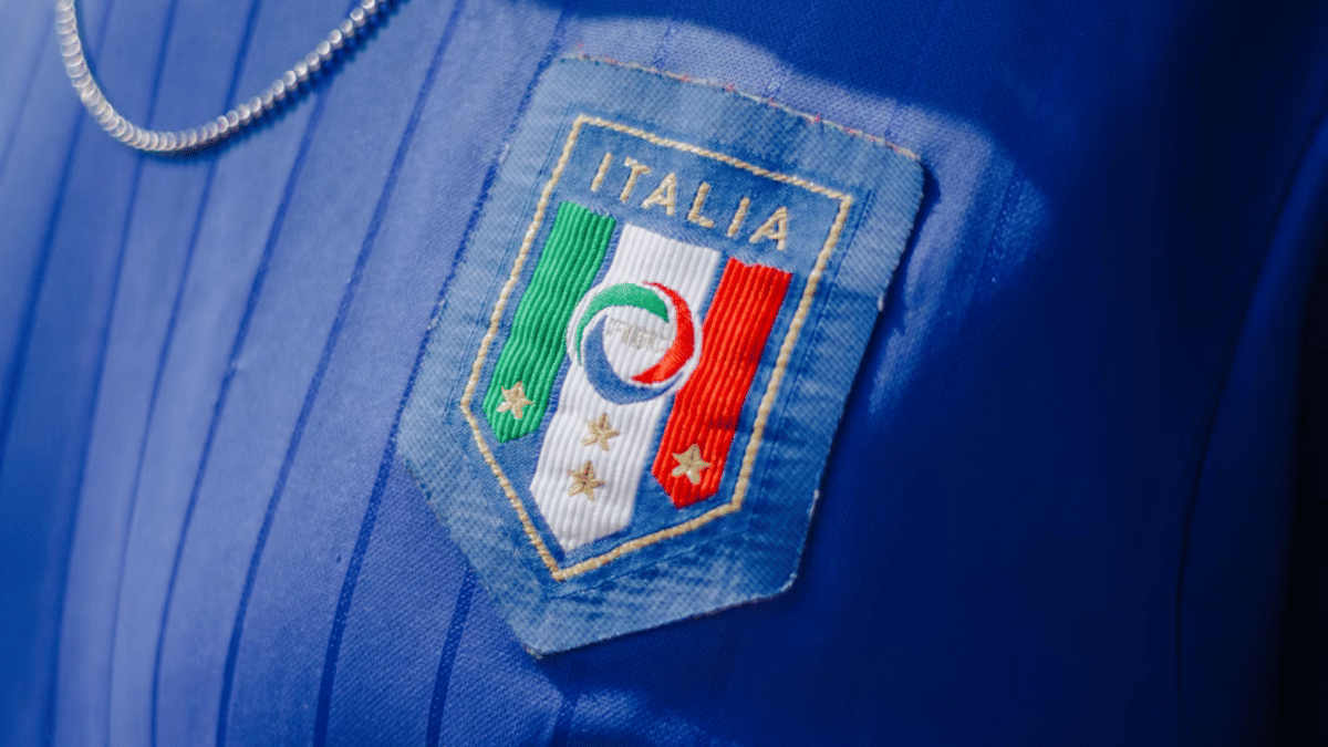 ilustrasi jersey dengan logo Timnas Italia
