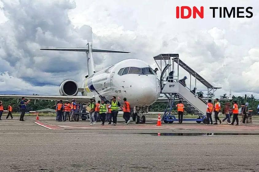 Ilustrasi pesawat mendarat di bandara (IDN Times/Endy Langobelen)