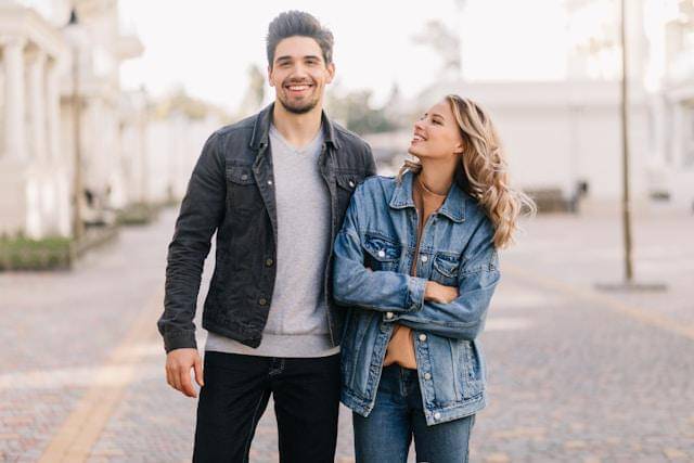 ilustrasi pria dan wanita bersahabat