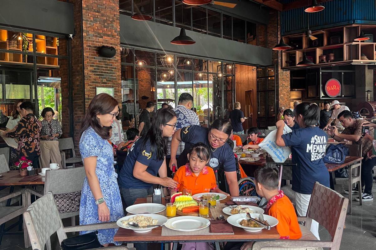 menikmati hidangan bergizi di Mövenpick Resort & Spa Jimbaran (dok.pribadi/Natalia Indah)