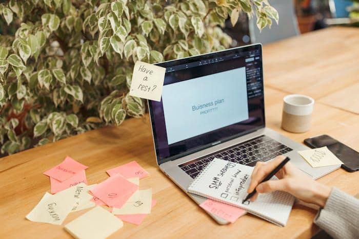 Sticky note dan laptop