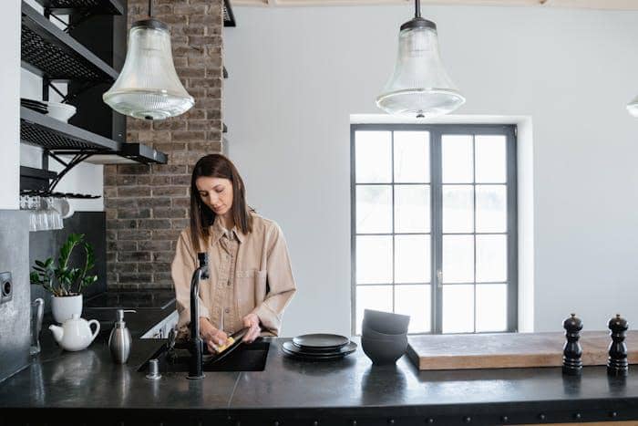 Perempuan berdiri depan wastafel