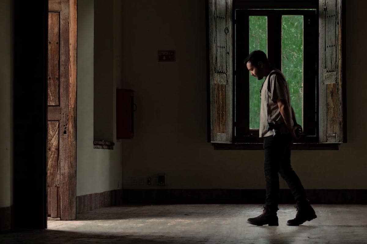 ilustrasi pria merenung