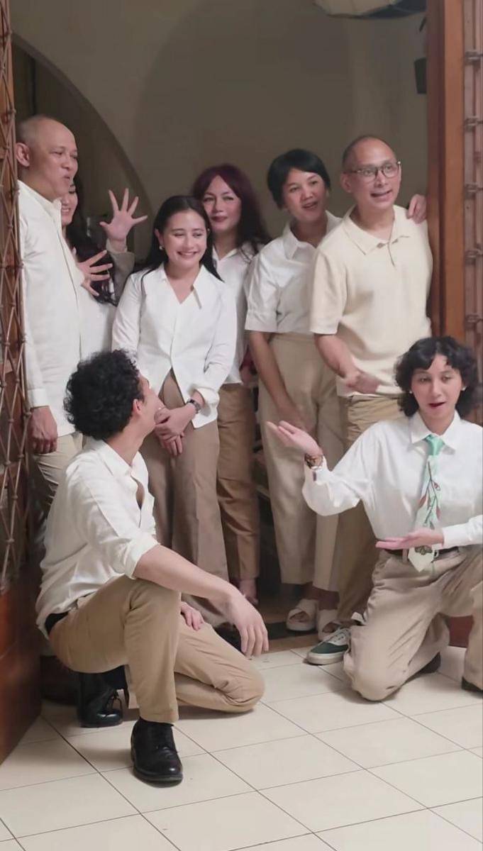 foto keluarga Omara Esteghlal di rumah masa kecil