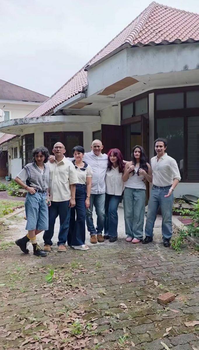 foto keluarga Omara Esteghlal di rumah masa kecil