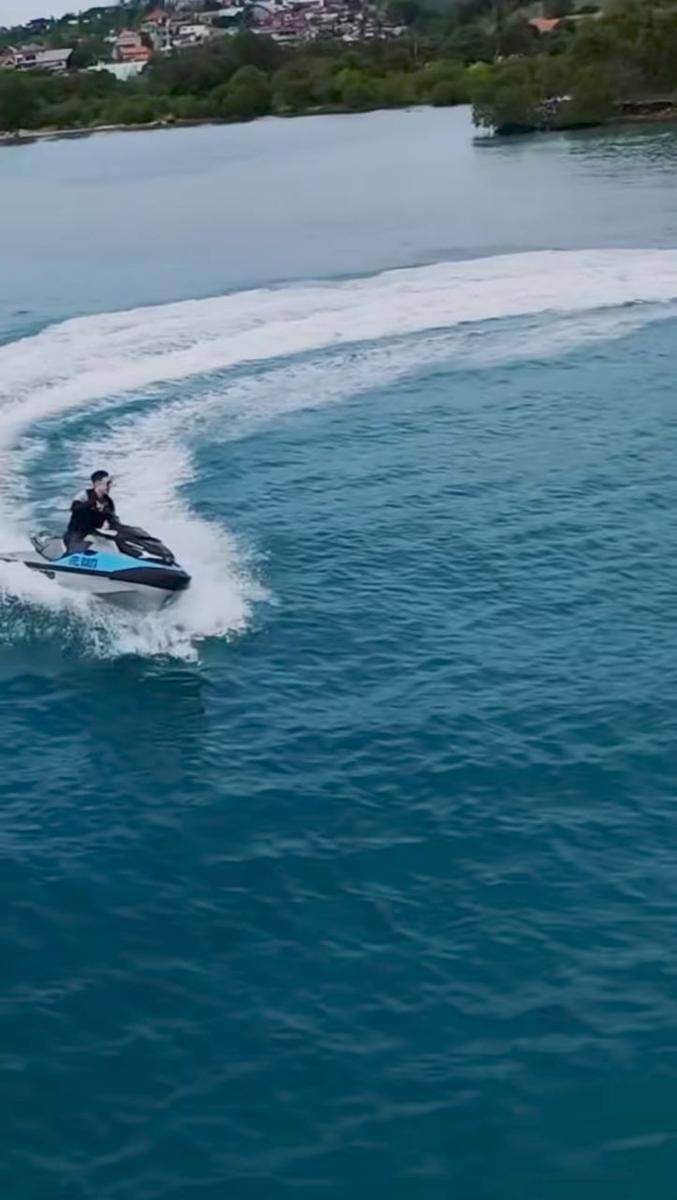 Verrell Bramasta main jet ski di Selat Sunda.
