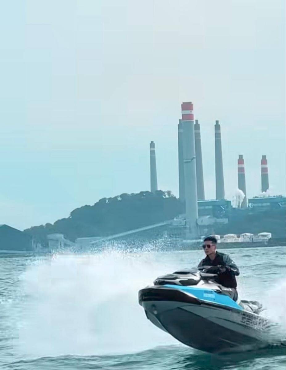 Verrell Bramasta main jet ski di Selat Sunda.
