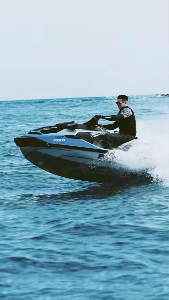 Verrell Bramasta main jet ski di Selat Sunda.