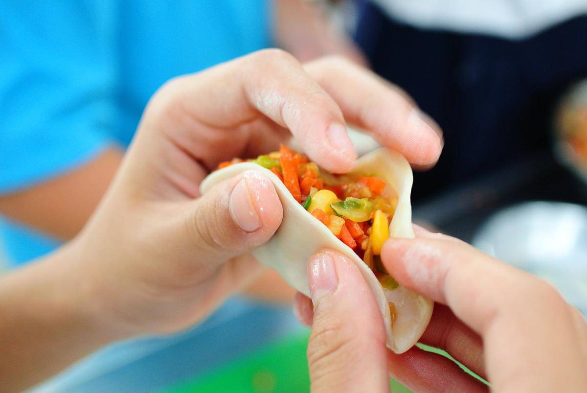 ilustrasi cara membuat sup mandu ala Korea