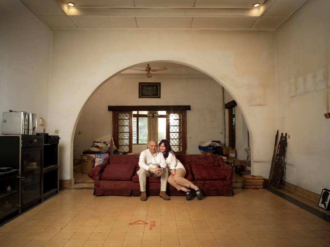 foto keluarga Omara Esteghlal di rumah masa kecil