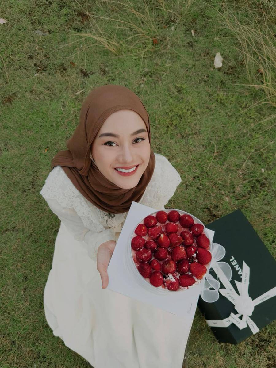 Potret Dinda Hauw dan Rey Mbayang rayakan ultah bersama