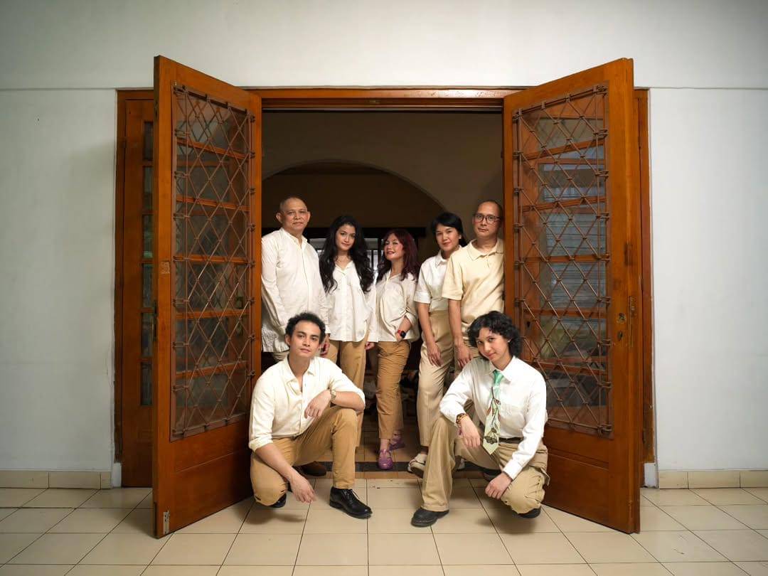 foto keluarga Omara Esteghlal di rumah masa kecil