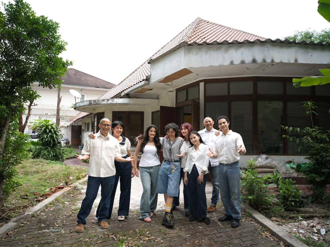 foto keluarga Omara Esteghlal di rumah masa kecil