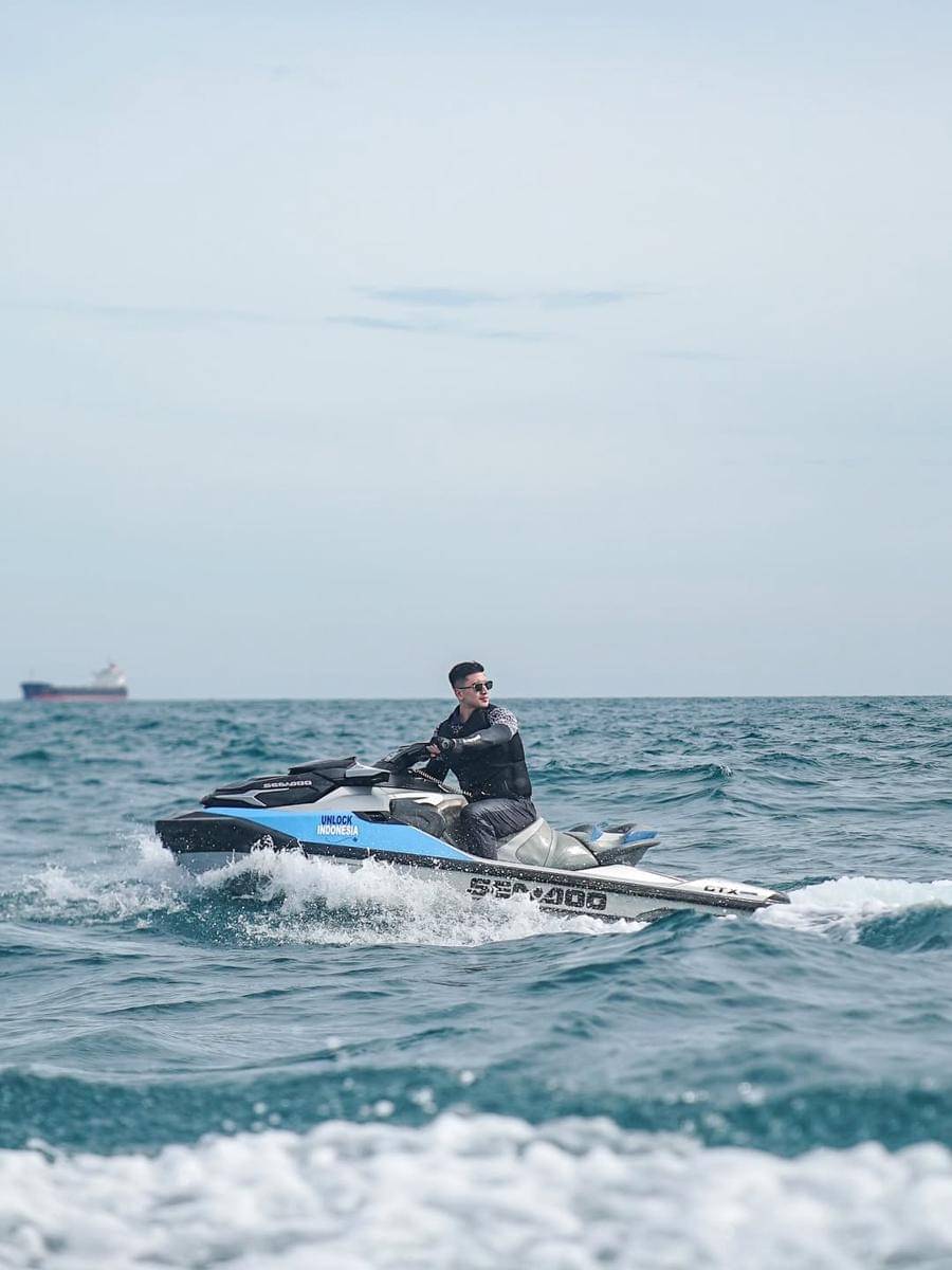 Verrell Bramasta main jet ski di Selat Sunda.