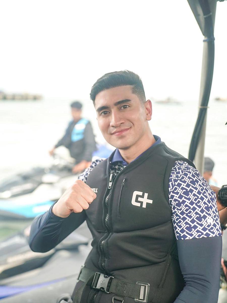 Verrell Bramasta main jet ski di Selat Sunda.