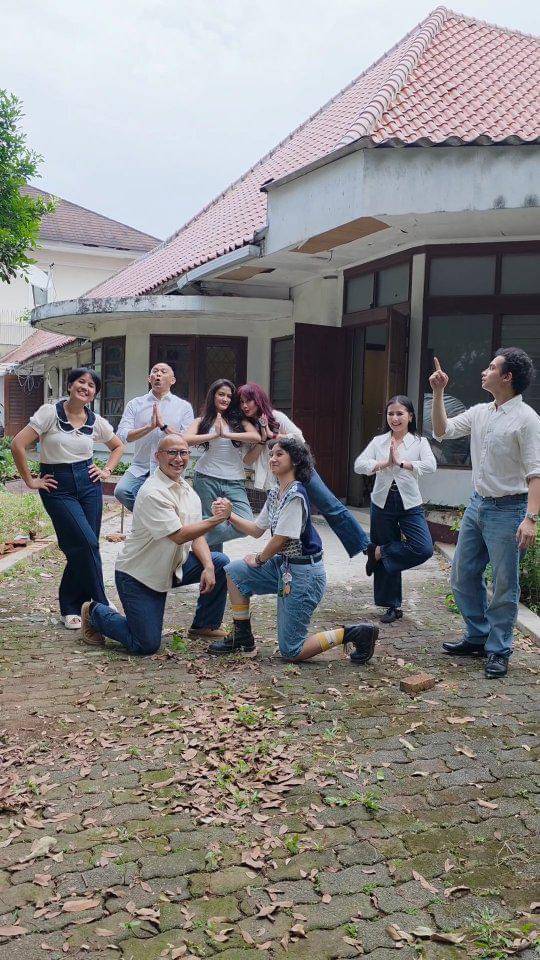 foto keluarga Omara Esteghlal di rumah masa kecil