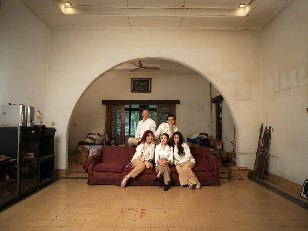 foto keluarga Omara Esteghlal di rumah masa kecil