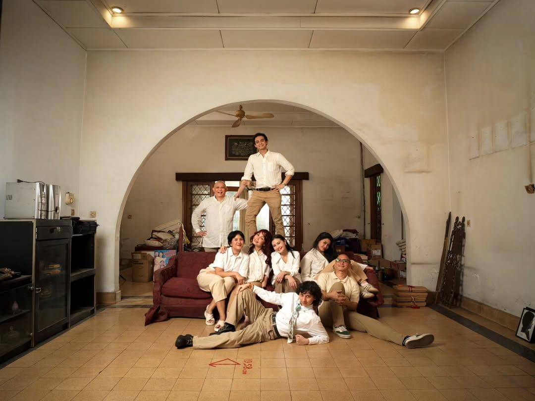 foto keluarga Omara Esteghlal di rumah masa kecil