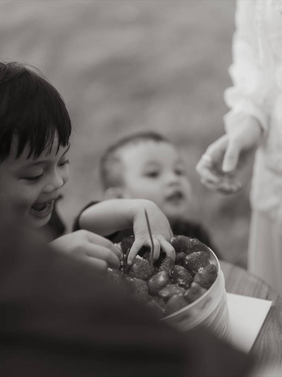 Potret Dinda Hauw dan Rey Mbayang rayakan ultah bersama