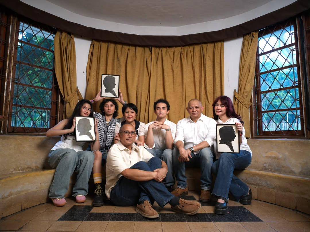 foto keluarga Omara Esteghlal di rumah masa kecil