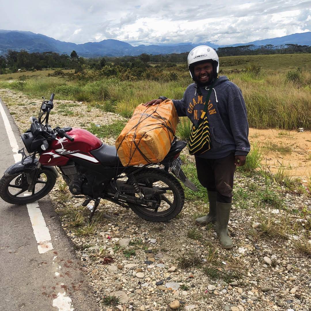 Neas Wanimbo mendistribusikan buku ke sekolah dan Perpustakaan Hano Wene di Muliama