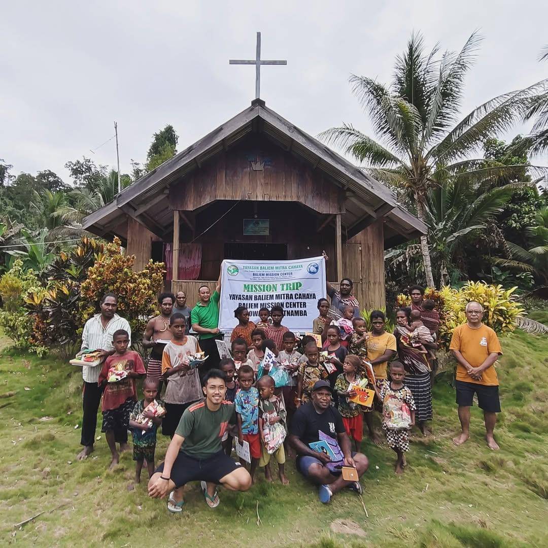 Hano Wene menerima donasi buku-buku dan alat belajar dari Tim Yayasan Baliem Cahaya