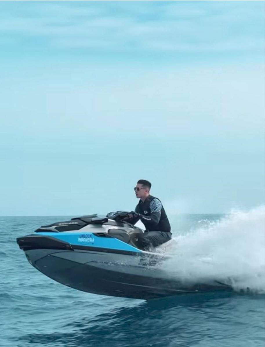 Verrell Bramasta main jet ski di Selat Sunda.