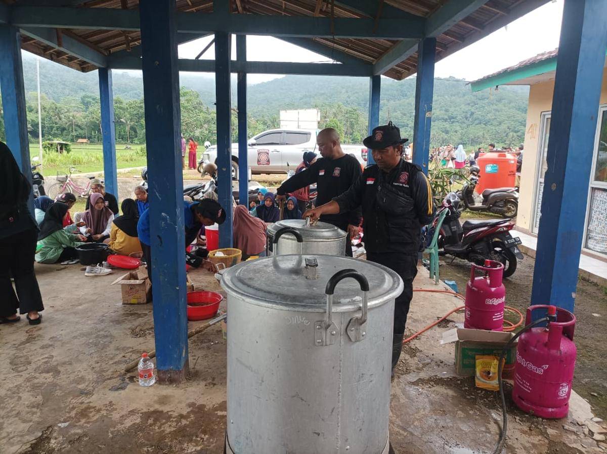 Dapur umum dibangun di dekat lokasi sekitar tanah longsor Desa Cibeunying Majenang Cilacap