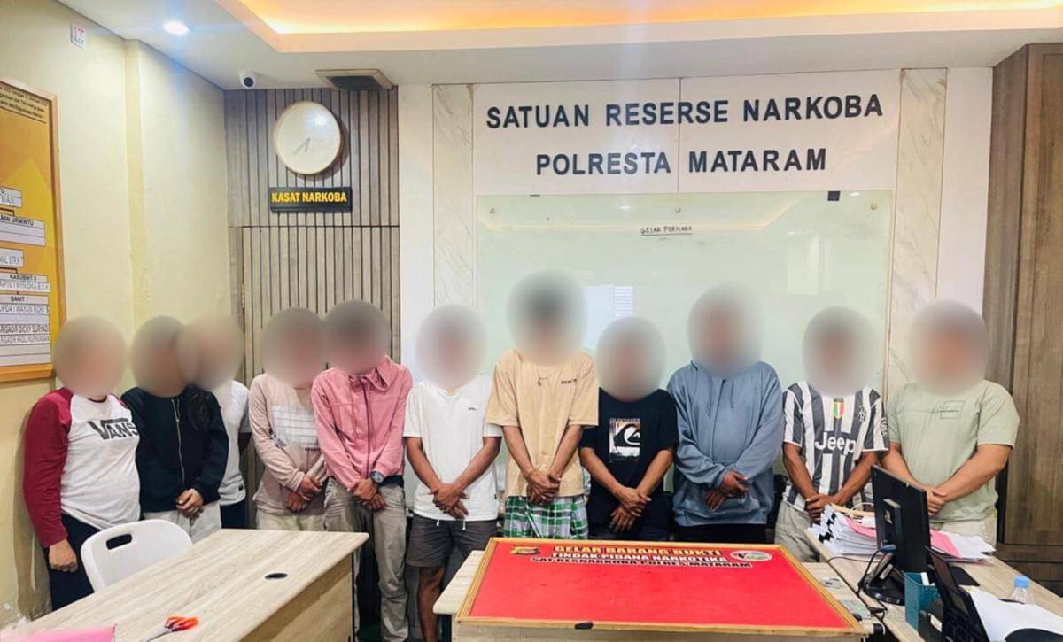 11 terduga pelaku jaringan peredaran narkoba jenis sabu yang ditangkap Satresnarkoba Polresta Mataram, Jumat malam (14/11/2025)