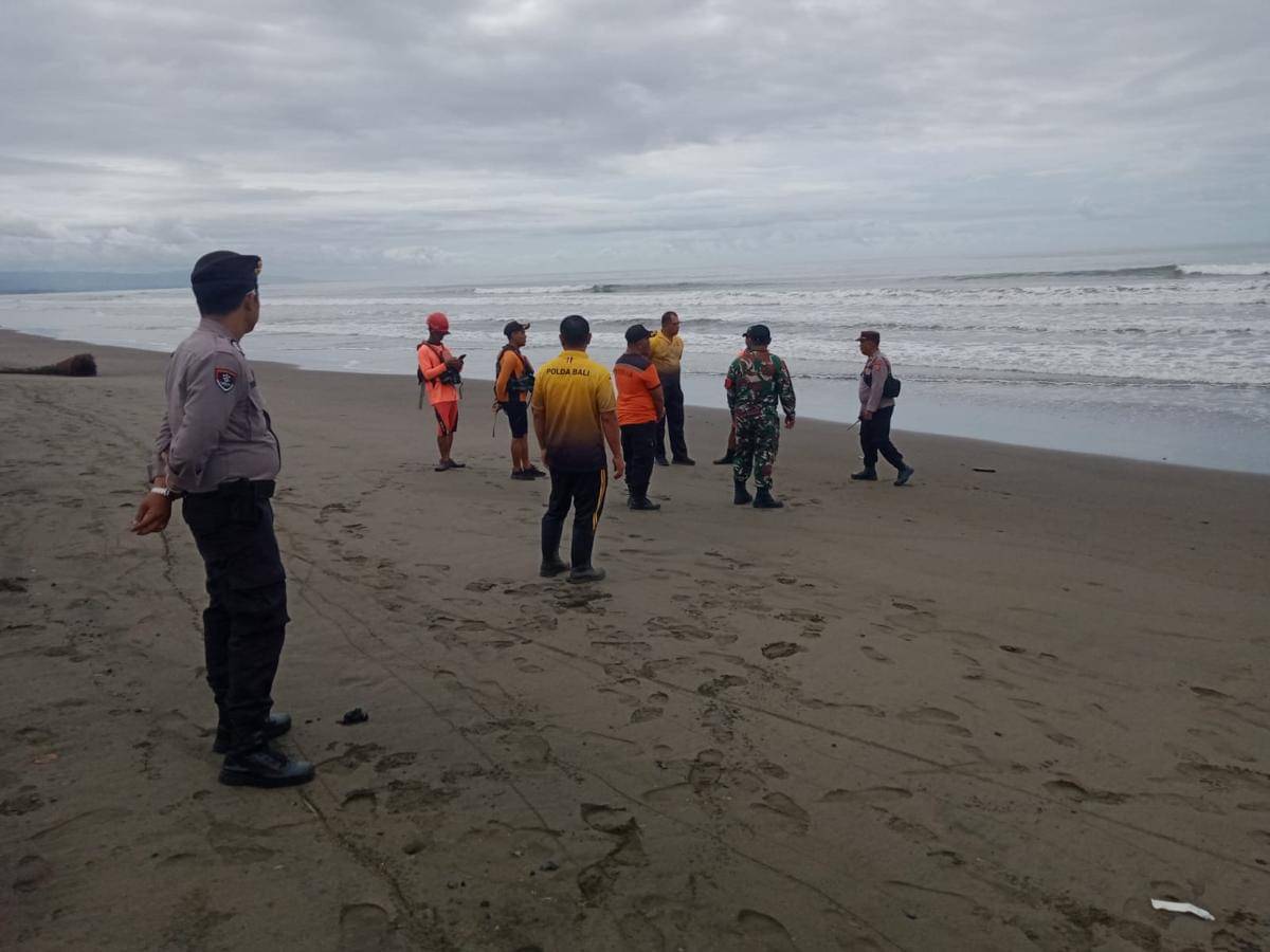 Tim SAR gabungan melakukan proses pencarian korban hanyut terseret arus sungai di hari ke-4 pada Sabtu (15/11/2025).