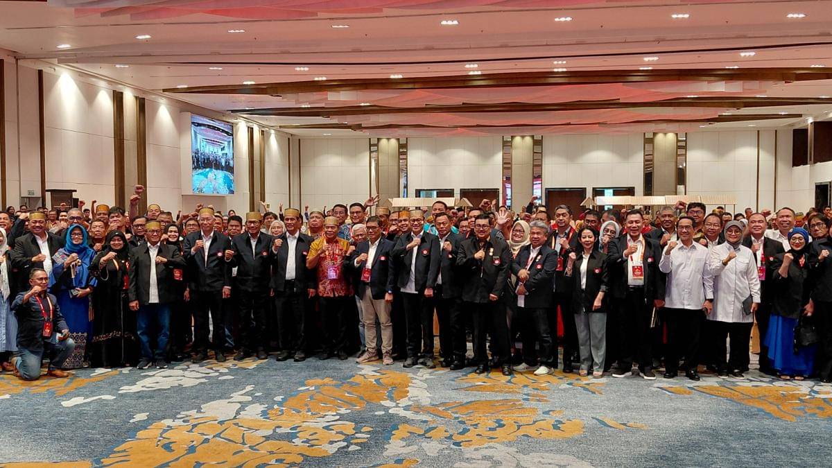 Ketua Umum Kerukunan Keluarga Sulawesi Selatan (KKSS) Andi Amran Sulaiman bersara para peserta Mukernas BPP KKSS di Claro Hotel Makassar, Jumat (14/11/2025). (IDN Times/Aan Pranata)