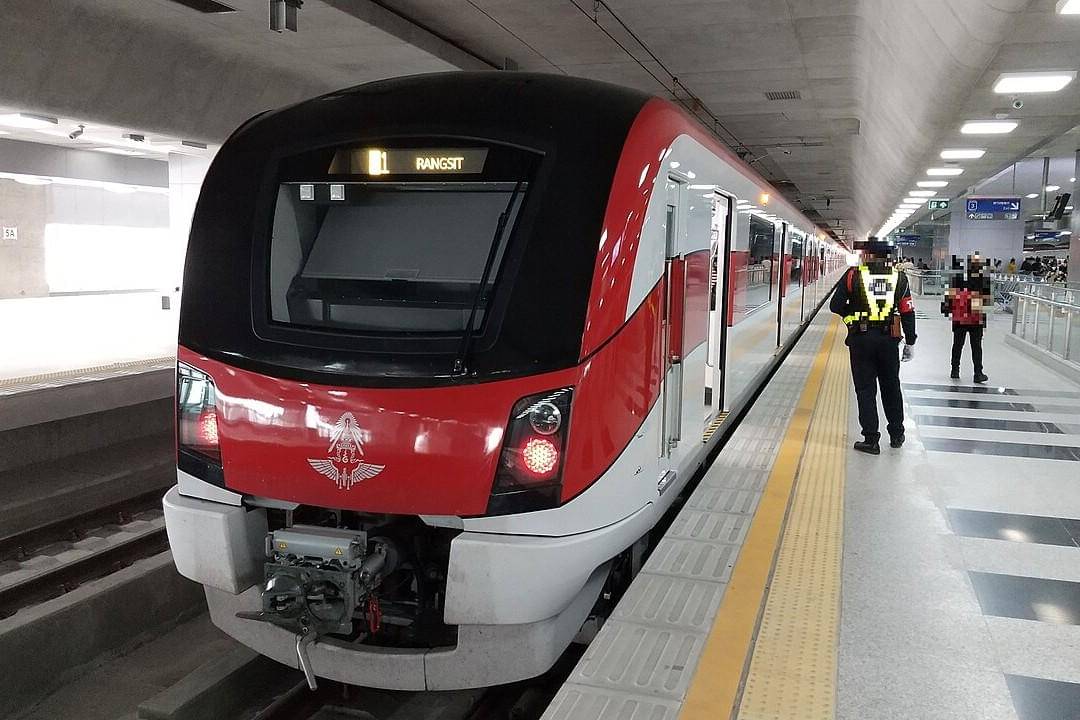 SRT Red Line di Stasiun Bang Sue, Bangkok, Thailand