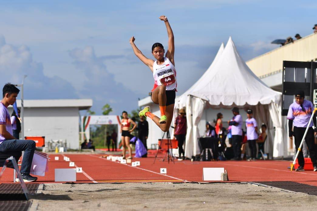 Atlet Indonesia meraih saat beraksi di nomor lompat jauh SEA U-18 dan U-20 di Stadion Madya Atletik Sumut, Sabtu (15/11/2025) (dok.PASI)