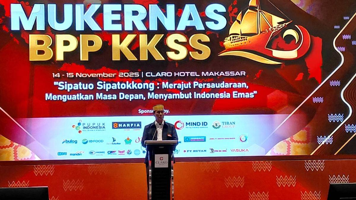 Ketua Umum Kerukunan Keluarga Sulawesi Selatan (KKSS) Andi Amran Sulaiman membuka Mukernas BPP KKSS di Claro Hotel Makassar, Jumat (14/11/2025). (IDN Times/Aan Pranata)
