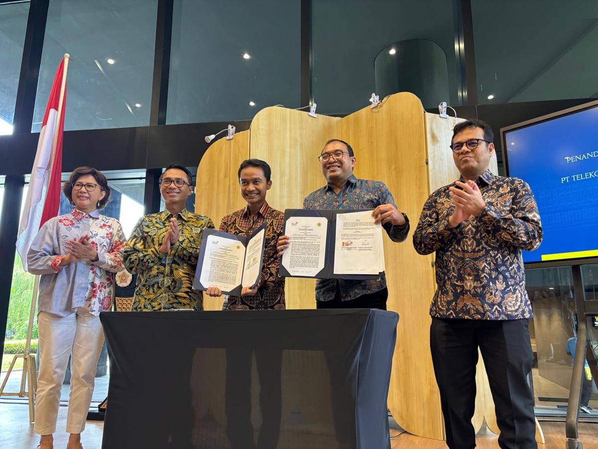 Penandatanganan kerja sama Telkom dan UGM di Gelanggang Inovasi dan Kreativitas (GIK) UGM, Sabtu (15/11/2025).